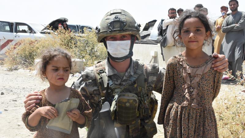 نحو 300 طفل فصلوا عن ذويهم خلال عمليات الإجلاء من أفغانستان 