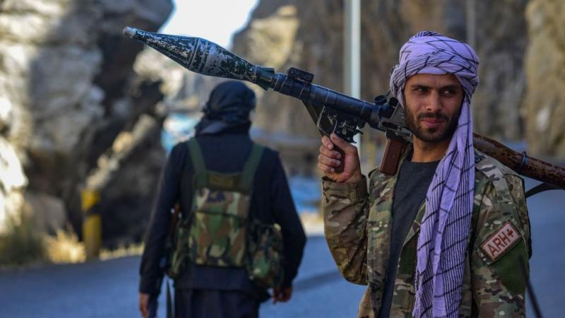 عادت حركة طالبان إلى السلطة في أفغانستان بعدما أطاحها تحالف بقيادة الولايات المتحدة قبل عشرين عامًا (غيتي)