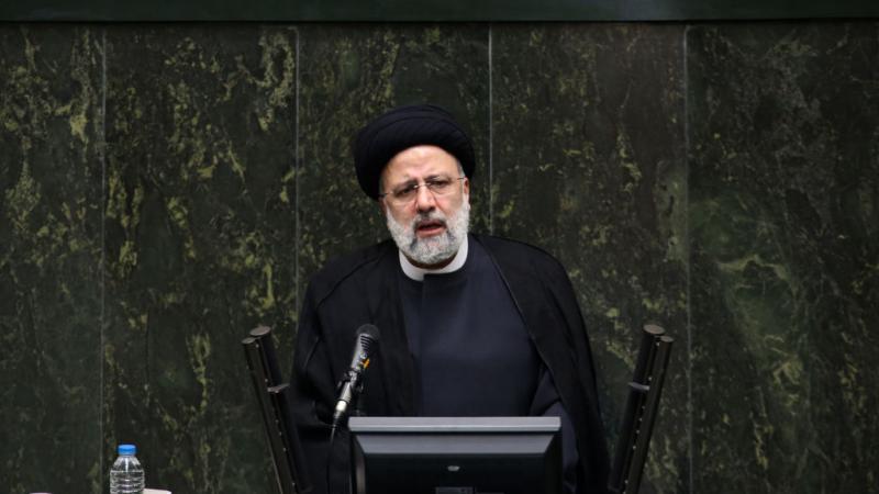 أشار الرئيس الإيراني إبراهيم رئيسي إلى أن المحادثات النووية على جدول الأعمال حيث تسعى إيران إلى رفع العقوبات (غيتي)