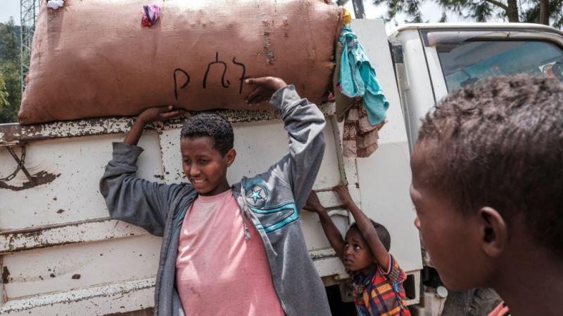 اتهامات متبادلة بين السلطة والمتمردين بعرقلة وصول قوافل المساعدات ودفع السكان باتّجاه المجاعة في تيغراي