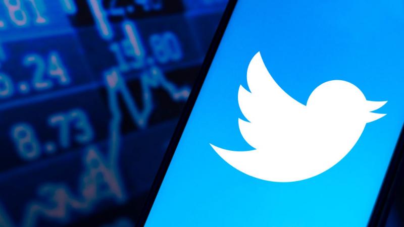 يعمل تطبيق تويتر على تحويل عادات مستخدميه إلى ميزات رسمية (غيتي)