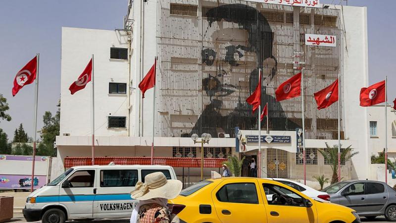 تستمر الضبابية في تونس منذ الإجراءات الاستثنائية التي أعلنها الرئيس قيس سعيّد ومدّد العمل بها إلى أجل غير مسمى (غيتي)