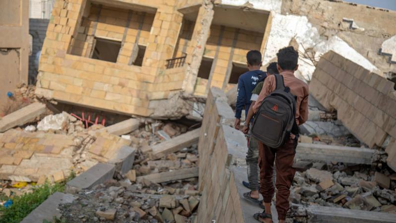 يعترف المعلمون في اليمن بأنّ البيئة المتوفرة غير مناسبة للتعليم (غيتي)