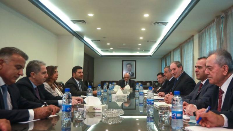 الوفد اللبناني مع وزراء من النظام السوري خلال الاجتماع الرسمي (غيتي)