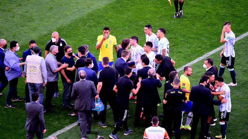 توقفت مباراة البرازيل والأرجنتين بعد دقائق من بدايتها بسبب اللاعبين القادمين من إنكلترا (غيتي)