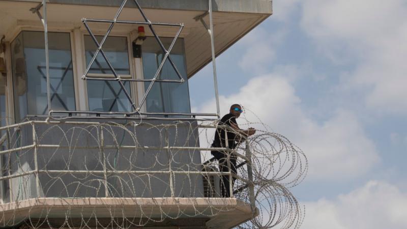 ألغت مصلحة السجون الإسرائيلية زيارات أهالي الأسرى الفلسطينيين