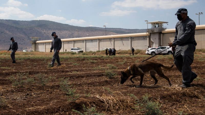 تكثف قوات الاحتلال عمليات التفتيش عن الأسرى الـ6 الذين خرقوا أمن سجن جلبوع وغادروه