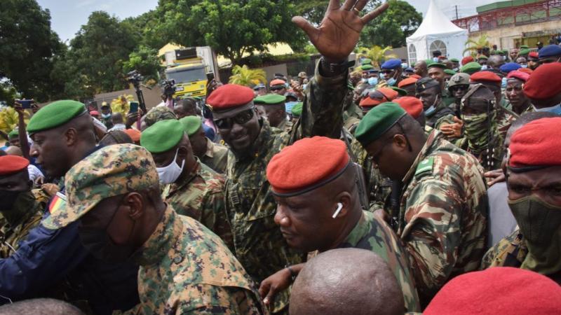 يلتقي العسكريون الذين يقودهم الكولونيل مامادي دومبويا رؤساء الأحزاب وزعماء الطوائف (غيتي)