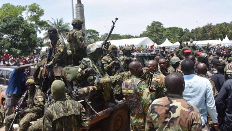 قاد مامادي دومبويا الضابط السابق في الفيلق الأجنبي الفرنسي انقلاب غينيا يوم الأحد الماضي 