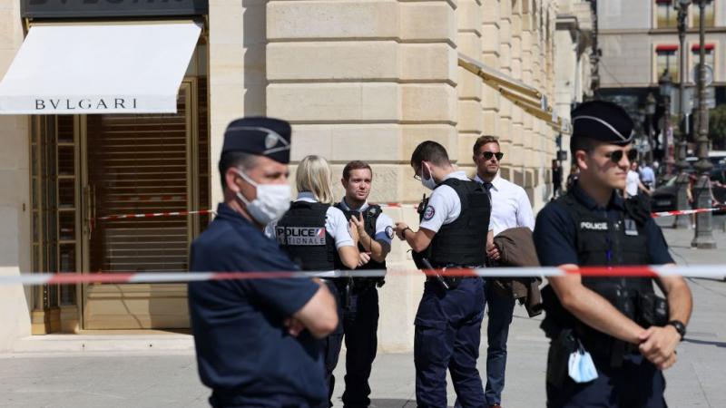 الشرطة الفرنسية تشكل طوقًا أمنيًا أمام متجر "بولغاري" بعد عملية السرقة 