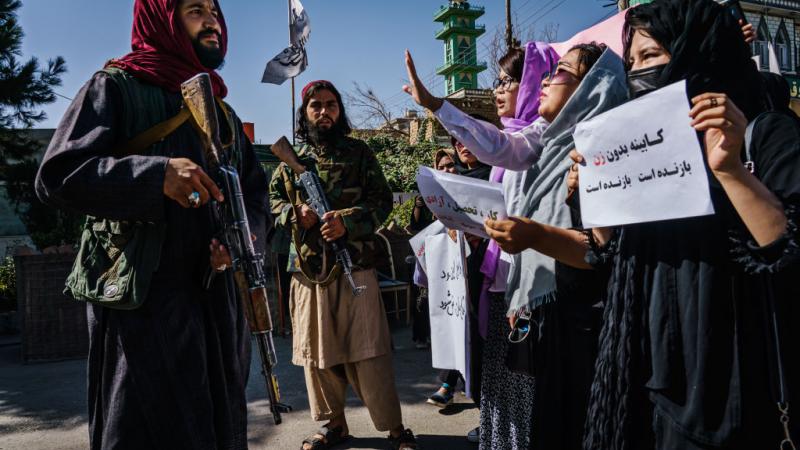 أكدت "هيئة الأمم المتحدة للمرأة" في أفغانستان أنها تتلقى عدة تقارير عن انتهاك طالبان لحقوق النساء (غيتي)