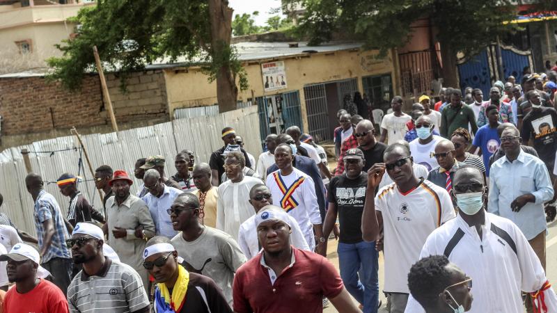 متظاهرون يسيرون في شوارع العاصمة التشادية نجامينا (غيتي)
