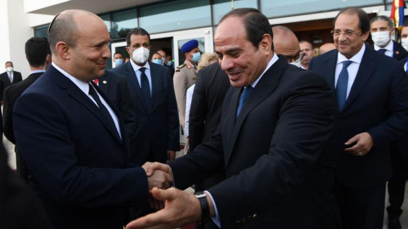 استقبل الرئيس المصري عبد الفتاح السيسي في شرم الشيخ على البحر الأحمر رئيس الوزراء الإسرائيلي نفتالي بينيت (غيتي)
