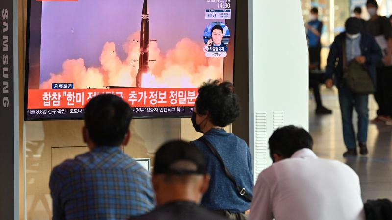 من إطلاق كوريا الشمالية صاروخ باليستيي في البحر (غيتي)