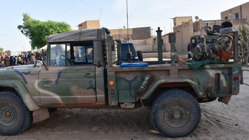 جندي يجلس في عربة تابعة لقوات الدفاع المالية (أرشيف -غيتي)