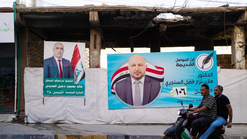ملصقات دعائية للمرشحين في الانتخابات البرلمانية العراقية (غيتي)
