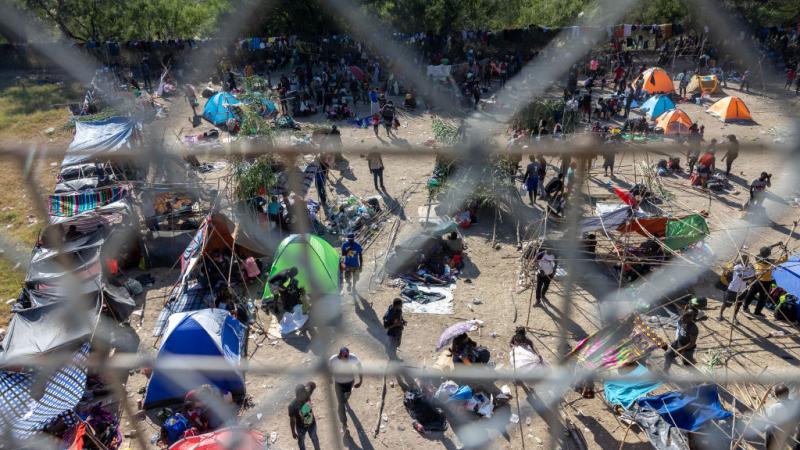 أكثر من 10 ألاف مهاجر غالبيتهم من هايتي تجمعوا تحت جسر في تكساس (غيتي)