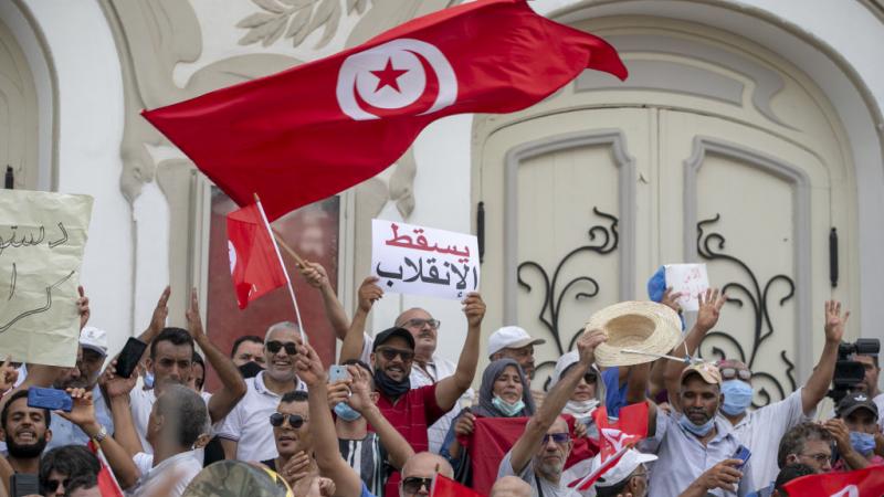 متظاهرون يرفضون "الانقلاب" في تونس بعد التدابير الاستثنائية للرئيس قيس سعيّد