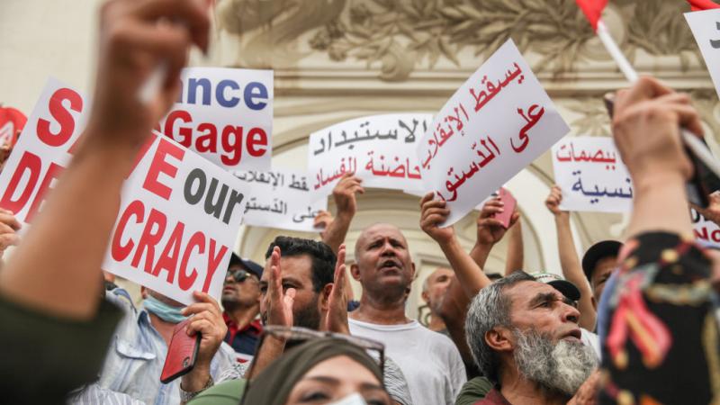 رفض المتظاهرون في تونس تعليق العمل بالدستور، والتفرد بالسلطة، باعتبارها خطوات تضرب مكاسب الثورة (غيتي)