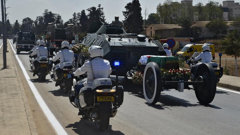 قوات الأمن الجزائرية ترافق نعش الرئيس السابق عبد العزيز بوتفليقة (غيتي)