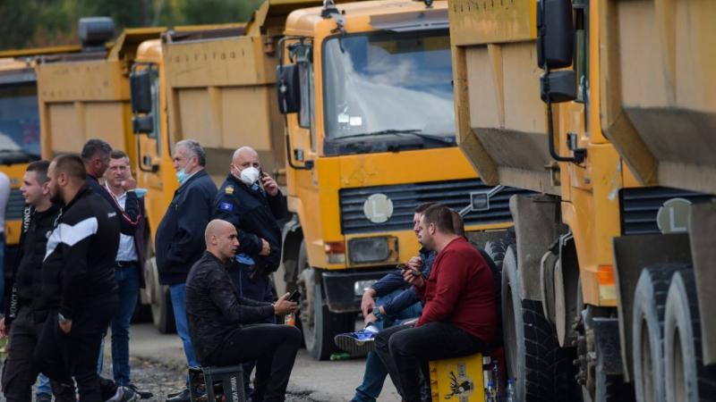 قطع المئات من صرب كوسوفو الطرق المؤدية إلى معبري يارينيي وبرنياك بواسطة شاحنات وسيارات