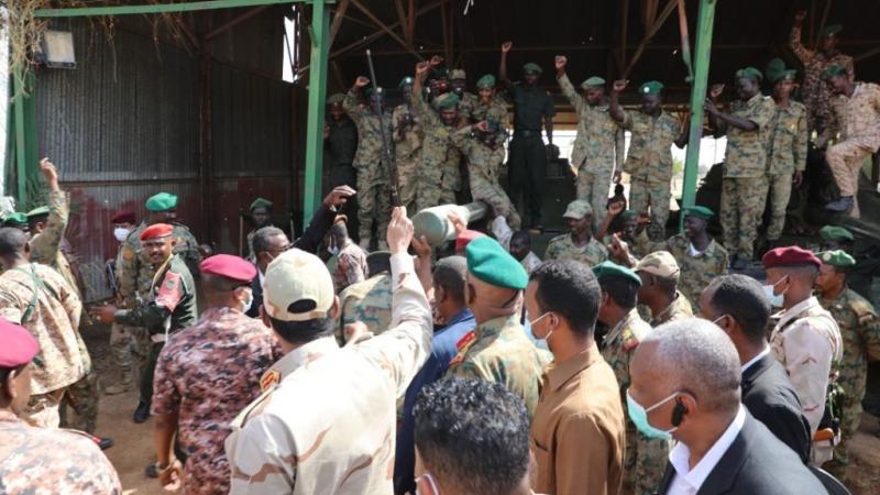 من احتفالات الجيش السوداني بإحباط الانقلاب (غيتي)