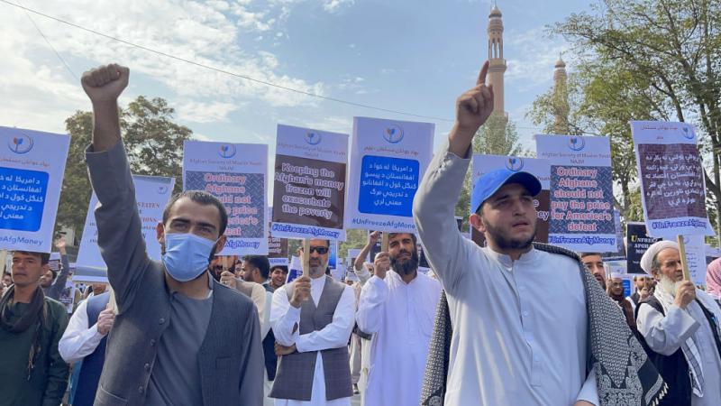 رفع المتظاهرون شعار "لا ينبغي للأفغان العاديين أن يدفعوا ثمن هزيمة أميركا".