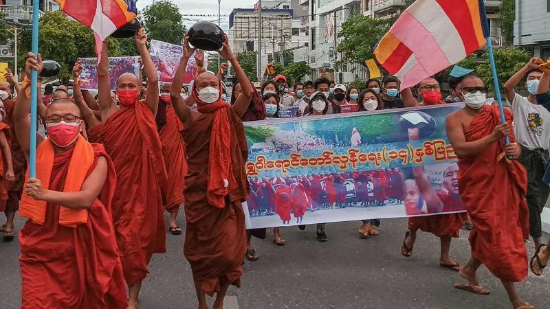 رهبان بوذيون في مظاهرة احتجاجية ضد المجلس العسكري في ماندالاي  