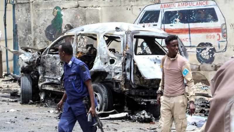 جانب من التفجير الذي استهدف نقطة تفتيش قرب قصر الرئاسة الصومالي بمقديشو (غيتي)