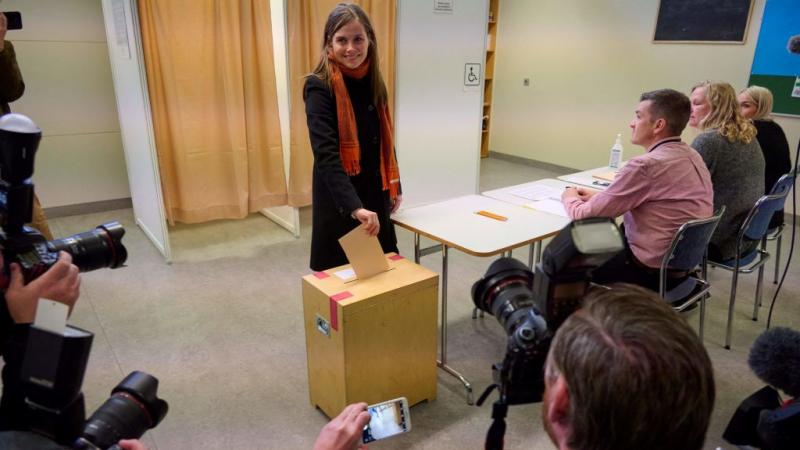 رئيسة وزراء آيسلندا كاترين جاكوبسدوتير تدلي بصواتها في مركز اقتراع في أيسلندا