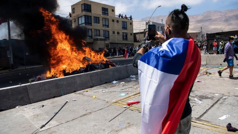 قام متظاهرون في تشيلي ضد الهجرة الفنزويلية غير الشرعية بإحراق الفرش والخيام الخاصة بالمهاجرين (غتيي)