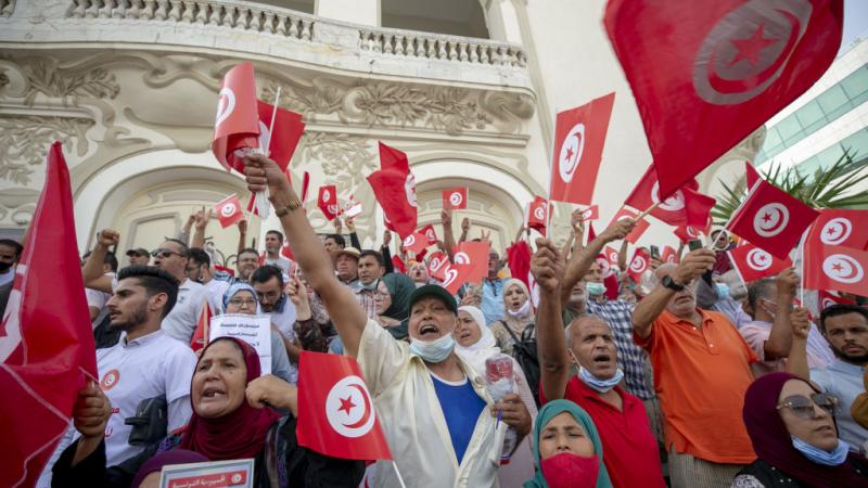 الآلاف يتظاهرون في شارع الحبيب بورقيبة وسط العاصمة التونسية رفضًا لما يصفونه بانقلاب الرئيس سعيّد على الدستور