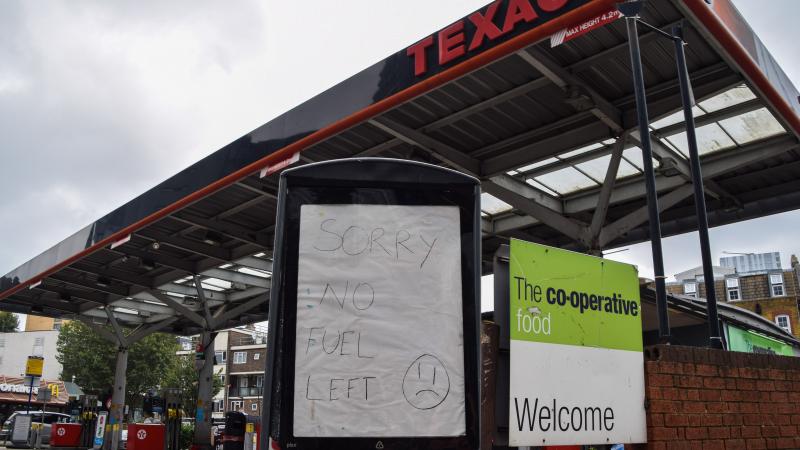 لافتة مكتوب عليها "آسف لم يتبق وقود" في محطة وقود وسط لندن