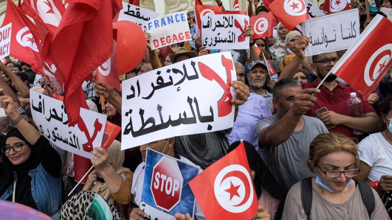 من مظاهرات في شارع الحبيب بورقيبة بالعاصمة تونس (غيتي)