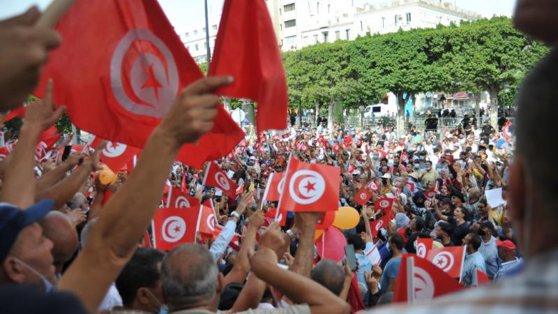 تزامنت خطوة الأحزاب التونسية مع تظاهرات في البلاد رفضًا لقرارات رئيس الجمهورية (غيتي)