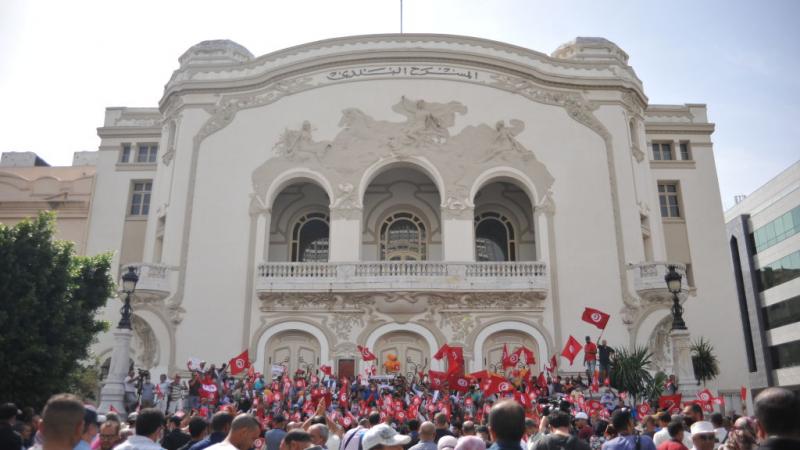 تخرج مظاهرات احتجاجية مستمرة ضد قرارات الرئيس التونسي (غيتي)