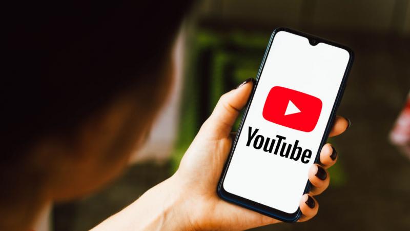 حظر موقع يوتيوب العام الماضي مقاطع الفيديو المضللة المتعلقة بلقاح كوفيد-19 (غيتي)