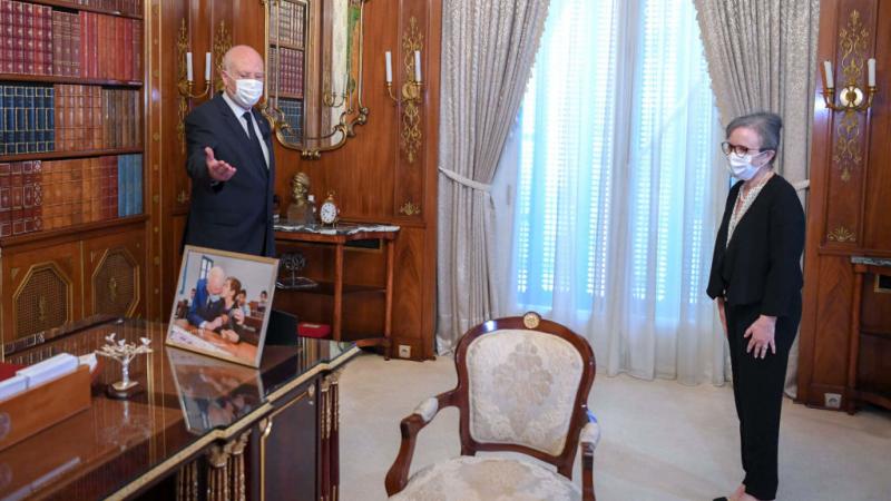 الرئيس قيس سعيّد قبل تكليفه أمس الأكاديمية نجلاء بودن بتشكيل الحكومة التونسية القادمة (غيتي)