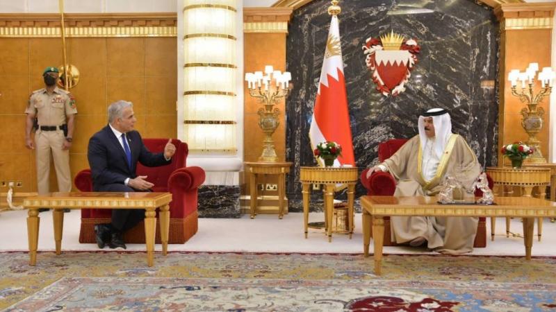 أكد وزير الخارجية البحريني عبد اللطيف الزياني أن زيارة نظيره الإسرائيلي يائير لابيد تأتي "على أساس التقدم الكبير الذي أحرزته البحرين" (غيتي)