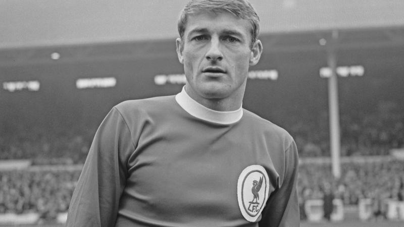 اللاعب روجر هانت الفائز مع إنكلترا بكأس العالم لكرة القدم 1966 (غيتي)