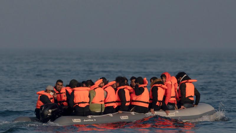 تواجه المملكة المتحدة تدفقًا قياسيًا لمهاجرين يعبرون بحر المانش بشكل غير قانوني 