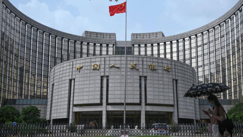 أوضح بنك الشعب الصيني أنه سيتم التحقيق مع المخالفين بارتكاب تهم جنائية وفقًا للقانون (غيتي)