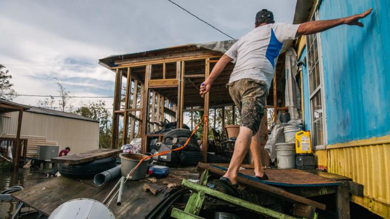 أدى الإعصار إلى حرمان أكثر من مليون منزل في لويزيانا من الكهرباء (غيتي)