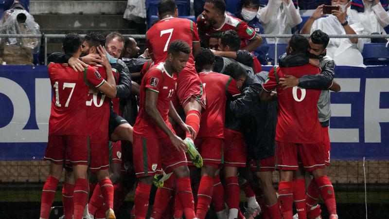 فرحة لاعبي سلطنة عمان بالفوز على اليابان (غيتي)