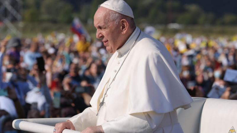 البابا فرنسيس بابا الفاتيكان خلال زيارته إلى سلوفاكيا في 15 سبتمبر الجاري (غيتي)