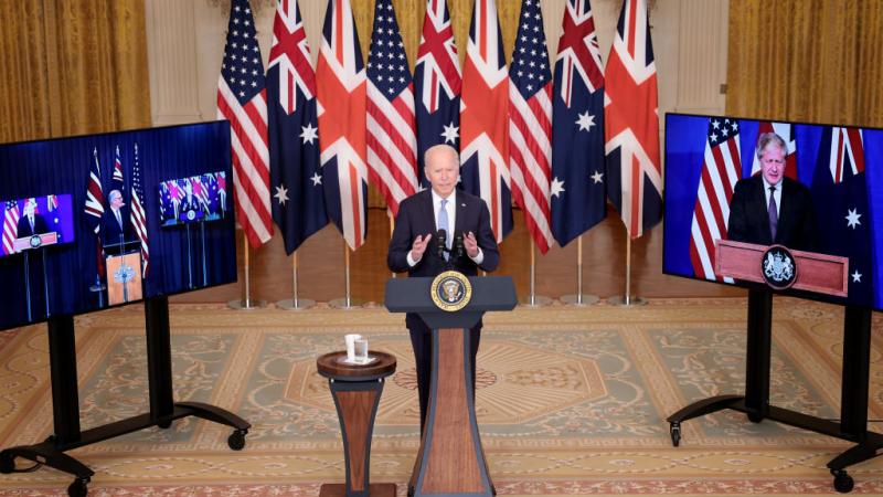 الرئيس الأميركي جو بايدن ورئيس الوزراء البريطاني بوريس جونسون ورئيس الوزراء الأسترالي سكوت موريسون يكشفون الخطوط العريضة للاتفاق في قمة افتراضية (غيتي)