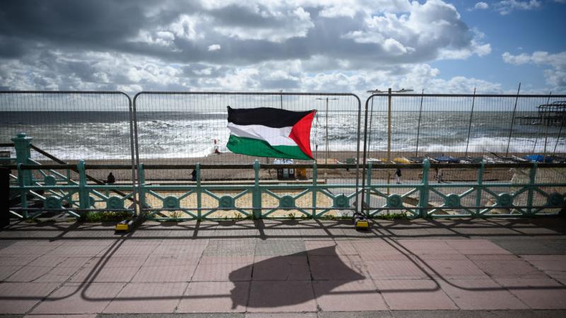 علم فلسطين قرب مكان انعقاد مؤتمر حزب العمال البريطاني في برايتون (غيتي)