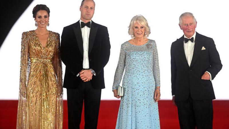 كيت ميدلتون وزوجها الأمير البريطاني ويليام والأمير تشارلز وكاميلا في العرض العالمي الأول لفيلم "لا وقت للموت" (غيتي)