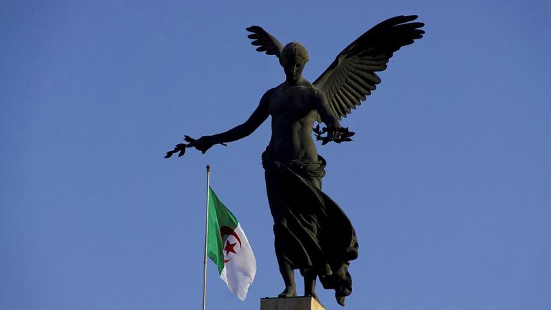 ارتأت الجزائر تكريم أحد شهدائها وطبع صورته على عملة جديدة أصدرها البنك المركزي 
