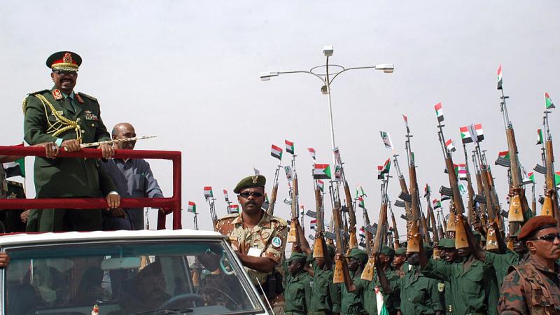 قاد عمر البشير انقلابًا عام 1989 وهو موجود حاليًا في سجن كوبر في العاصمة السودانية الخرطوم (غيتي)
